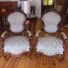 Para foteli w stylu Ludwika Filipa