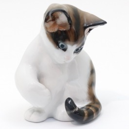 Figurka bawiącego się kotka ROSENTHAL  proj. T. Kerner  po 1975 roku