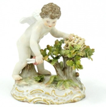 SPRZEDANA Figurka Miśnia Putto wkładające do klatki uskrzydlone serce