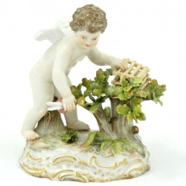 SPRZEDANA Figurka Miśnia Putto wkładające do klatki uskrzydlone serce