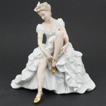 SPRZEDANA Wallendorf figura Baletnicy. Biała ręcznie malowana porcelana, złocona.  XX w..