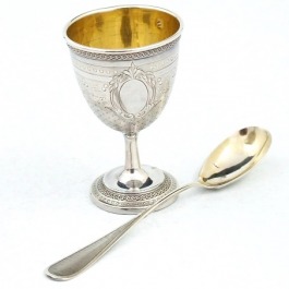 Srebrny kieliszek z łyżeczką giloszowany prezent na Chrzciny