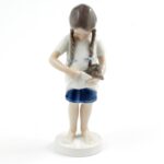 Royal Copenhagen figurka Dziewczynka z kotkiem