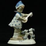 VEB Porzellanfiguren Gräfenthal  DZIEWCZYNKA GRAJĄCA NA MANDOLINIE Z PARĄ PIESKÓW lata 60