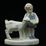 VEB Porzellanfiguren Gräfenthal  DZIEWCZYNKA KARMIĄCA KOZĘ lata 60