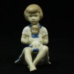 VEB Porzellanfiguren Gräfenthal  DZIEWCZYNKA Z LALKĄ lata 60